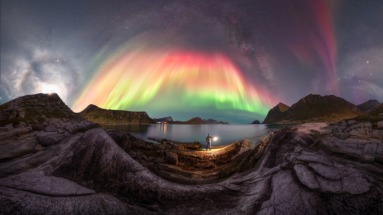 Essence of the Arctic Night door Giulio Cobianchi. 📍Haukland/Vik Beach, Lofoten, Noorwegen