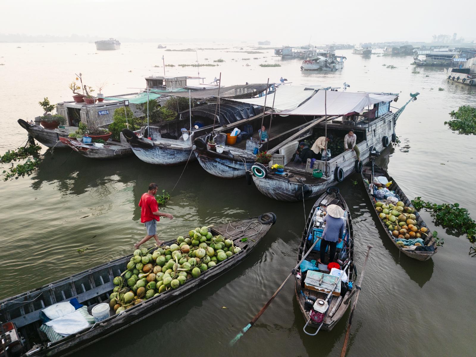 Drijvende markt met boten vol kokosnoten bij Long Xuyên in de Mekongdelta van Vietnam