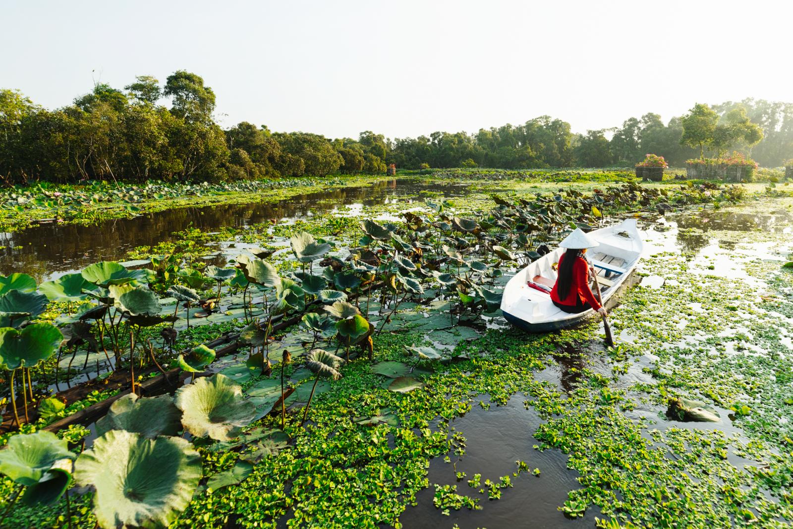 Boottocht tussen lotusvelden op Ta Pa Lake in de Mekongdelta van Vietnam