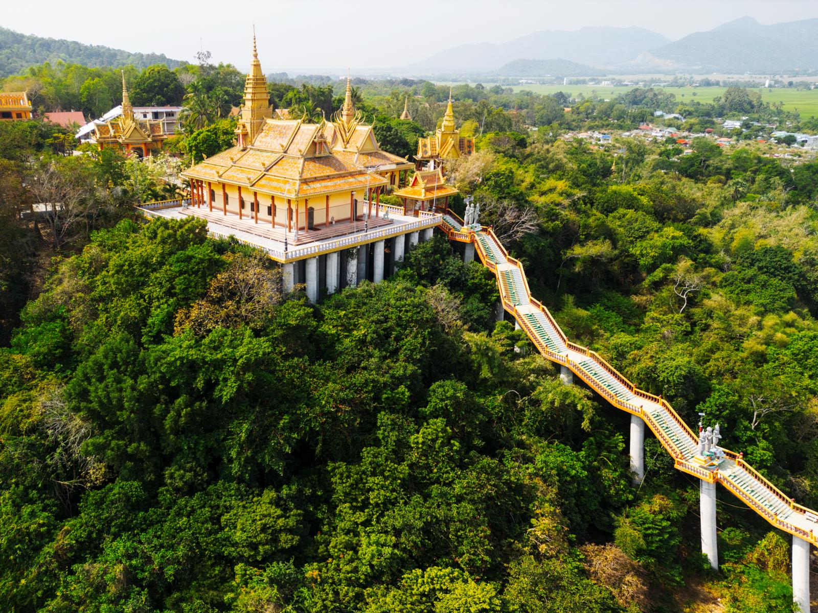 Chùa Tà Pa-pagode op een beboste heuvel in An Giang in de Mekongdelta van Vietnam
