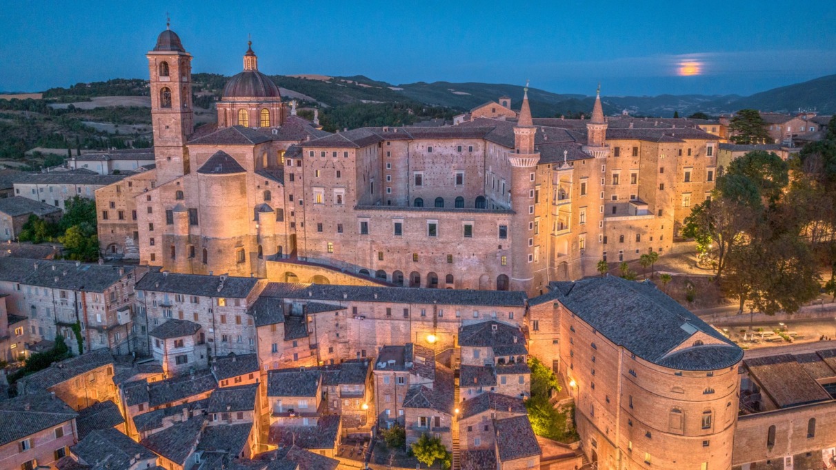 Italiaans dorp in avondlicht