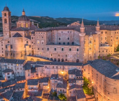 Italiaans dorp in avondlicht