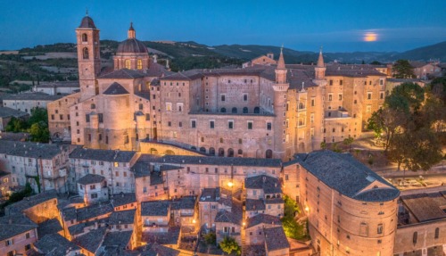 Italiaans dorp in avondlicht