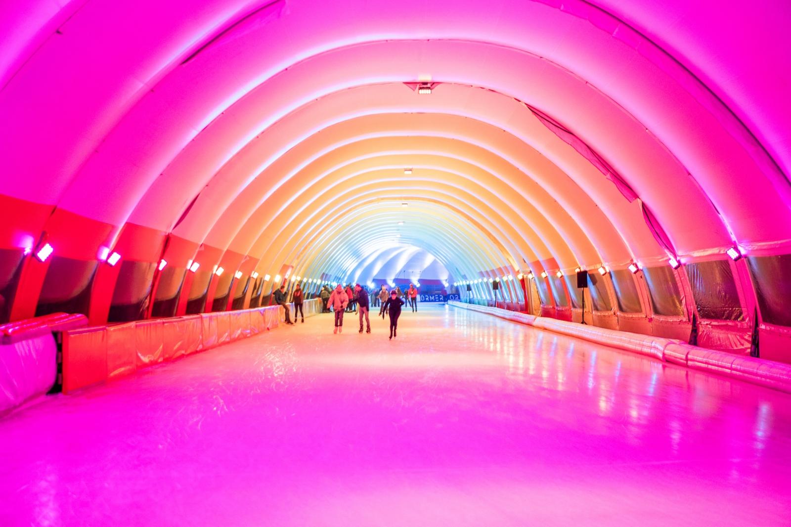 Bij Schaatsbaan
Rotterdam kun je het ijs op zonder bang te zijn dat je een scheve schaats rijdt. Dankzij het duurzame ontwerp verbruikt de vierhonderd meter lange baan veel minder energie dan traditionele schaatsbanen.