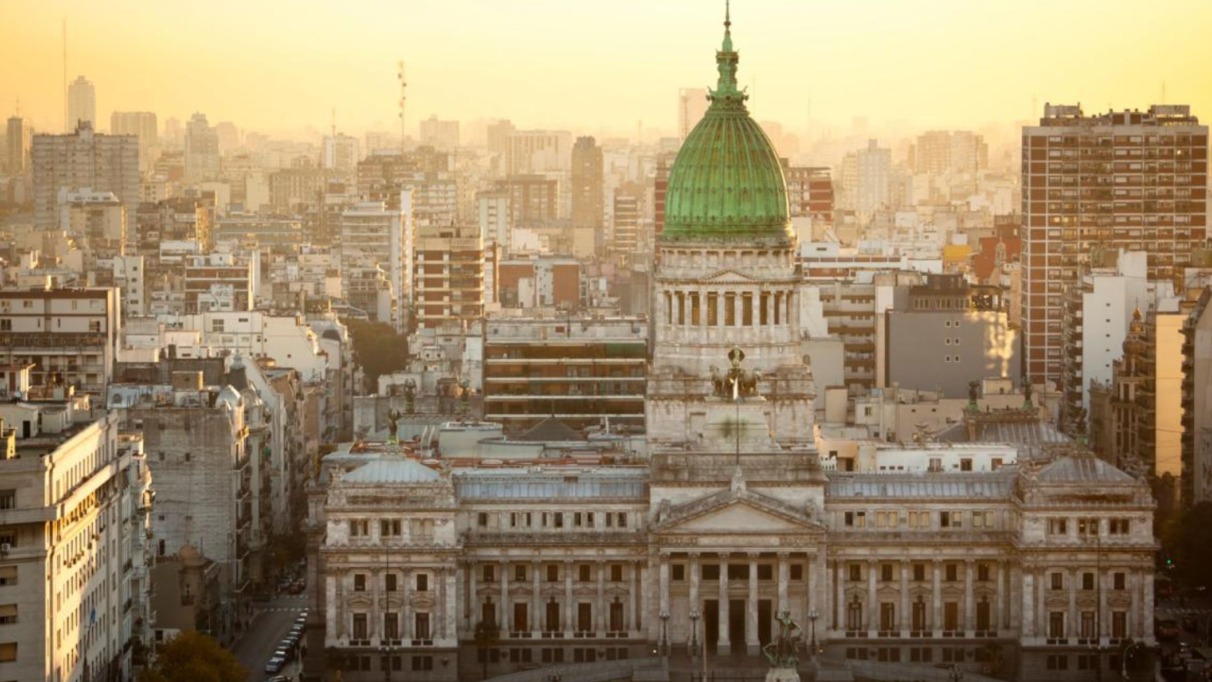 Uitzicht op het Congresgebouw van Buenos Aires met groene koepel bij zonsondergang.