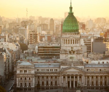 Uitzicht op het Congresgebouw van Buenos Aires met groene koepel bij zonsondergang.