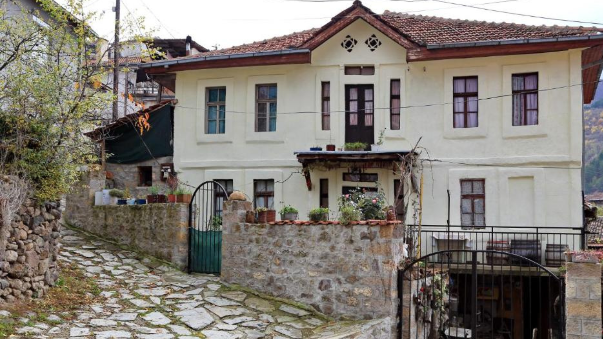 Etno House Shancheva in Kratovo, traditioneel huis met stenen erf en geplaveid pad