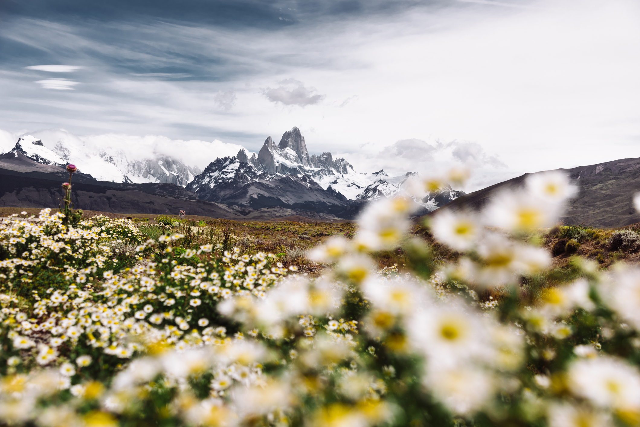 Onder de evenaar zijn de seizoenen omgekeerd. In het Argentijnse Patagonië betekent dat dat de lente, die valt in oktober en november, voorafgaat aan de drukke zomermaanden. Veel wandelroutes rond El Chaltén, El Calafate en de Perito Moreno-gletsjer zijn dan al sneeuwvrij.