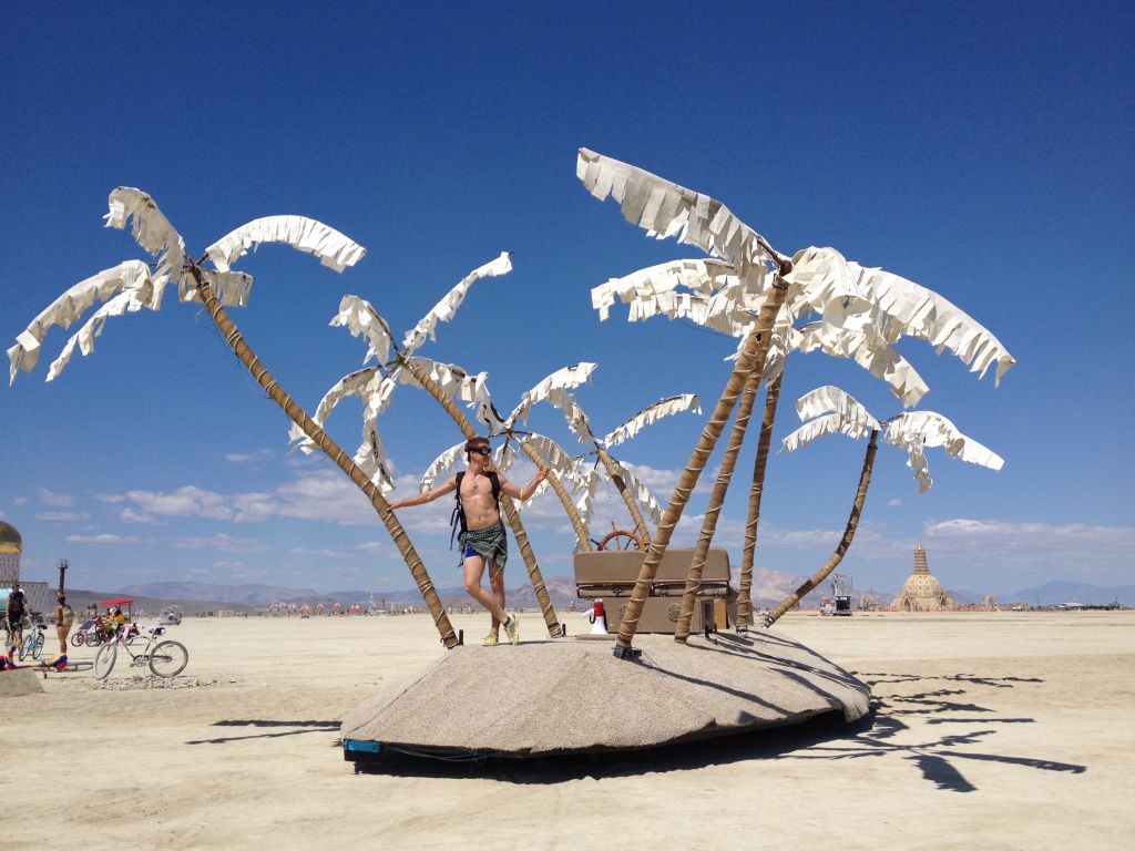 Aan het einde van augustus verrijst in de Black Rock Desert in Nevada, Verenigde Staten tijdelijk Black Rock City, de experimentele stad van Burning Man. Het festival draait om radicale zelfexpressie, gemeenschap en kunst. 