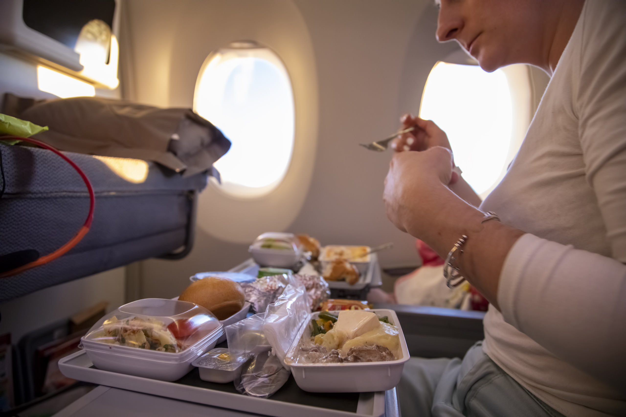 De meeste ervaren reizigers zijn het hierover eens: tijdens de maaltijdservice blijft je stoel rechtop. 