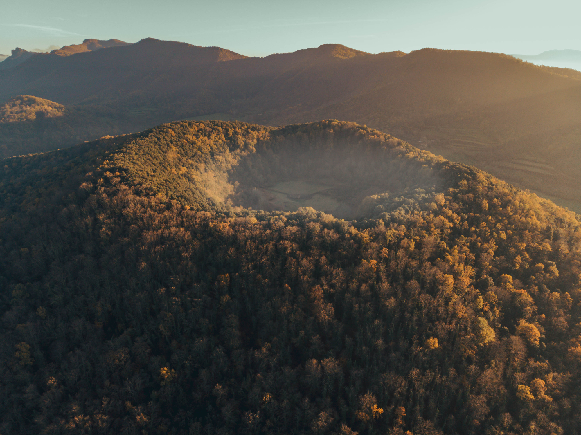 Parc Natural de la Zona Volcànica de la Garrotxa is een vulkanisch paradijs. Een van de hoogtepunten is de beklimming van de Volcán de Montsacopa. 