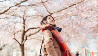 Aziatische vrouw geniet van Sakura kersenbloesem in Japan in de lente
