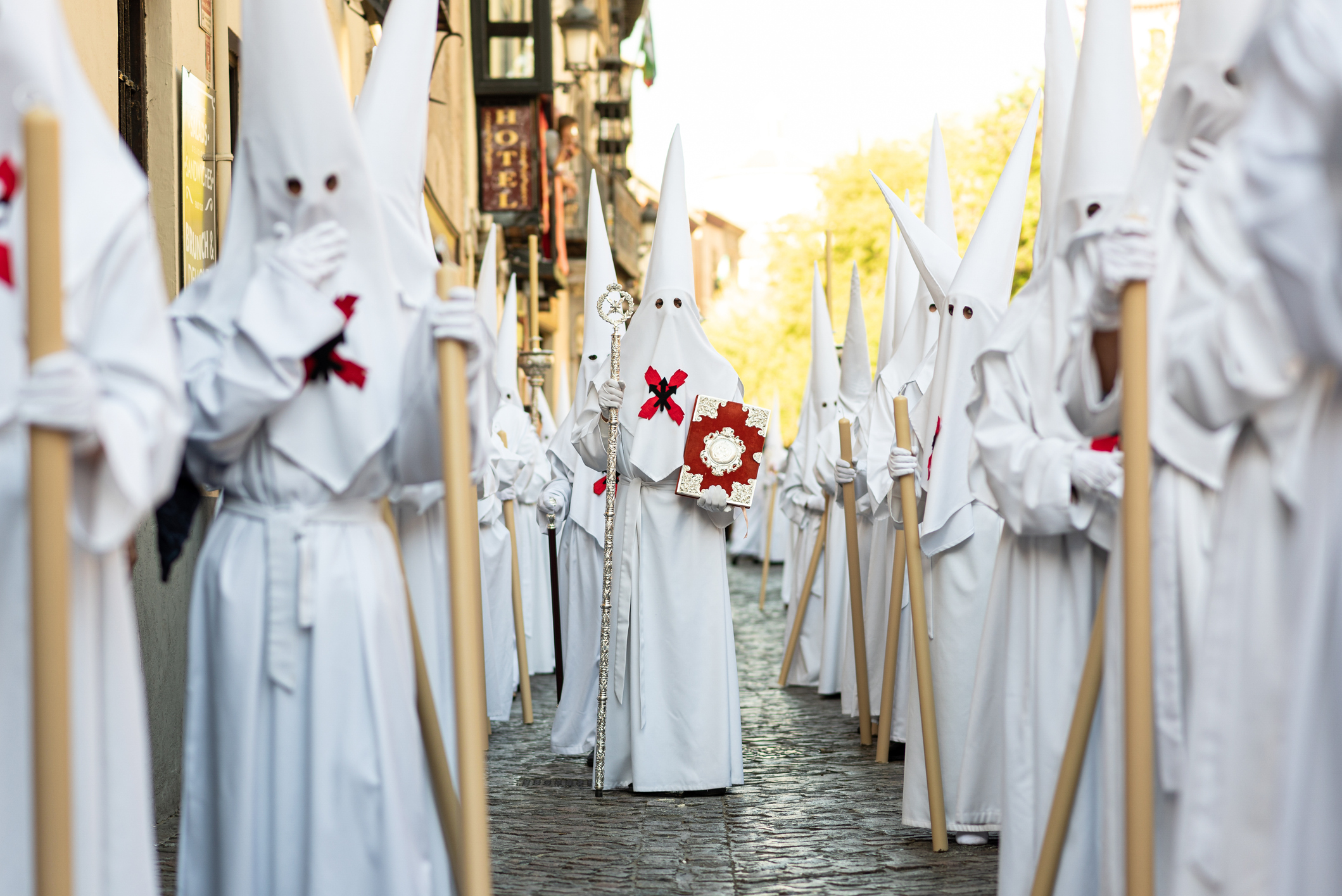 Semana Santa, de week voor Pasen, is een van de belangrijkste religieuze vieringen in Spanje. Vooral Sevilla trekt internationaal de aandacht, met tientallen indrukwekkende processies waarin grote heiligenbeelden door de straten worden gedragen door boetelingen in traditionele capirotes. 