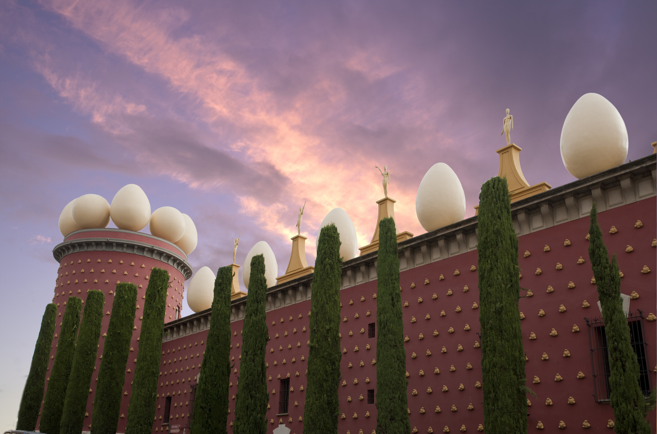 Het rode Dalí Theatre-Museum met eivormige sculpturen in Figueres