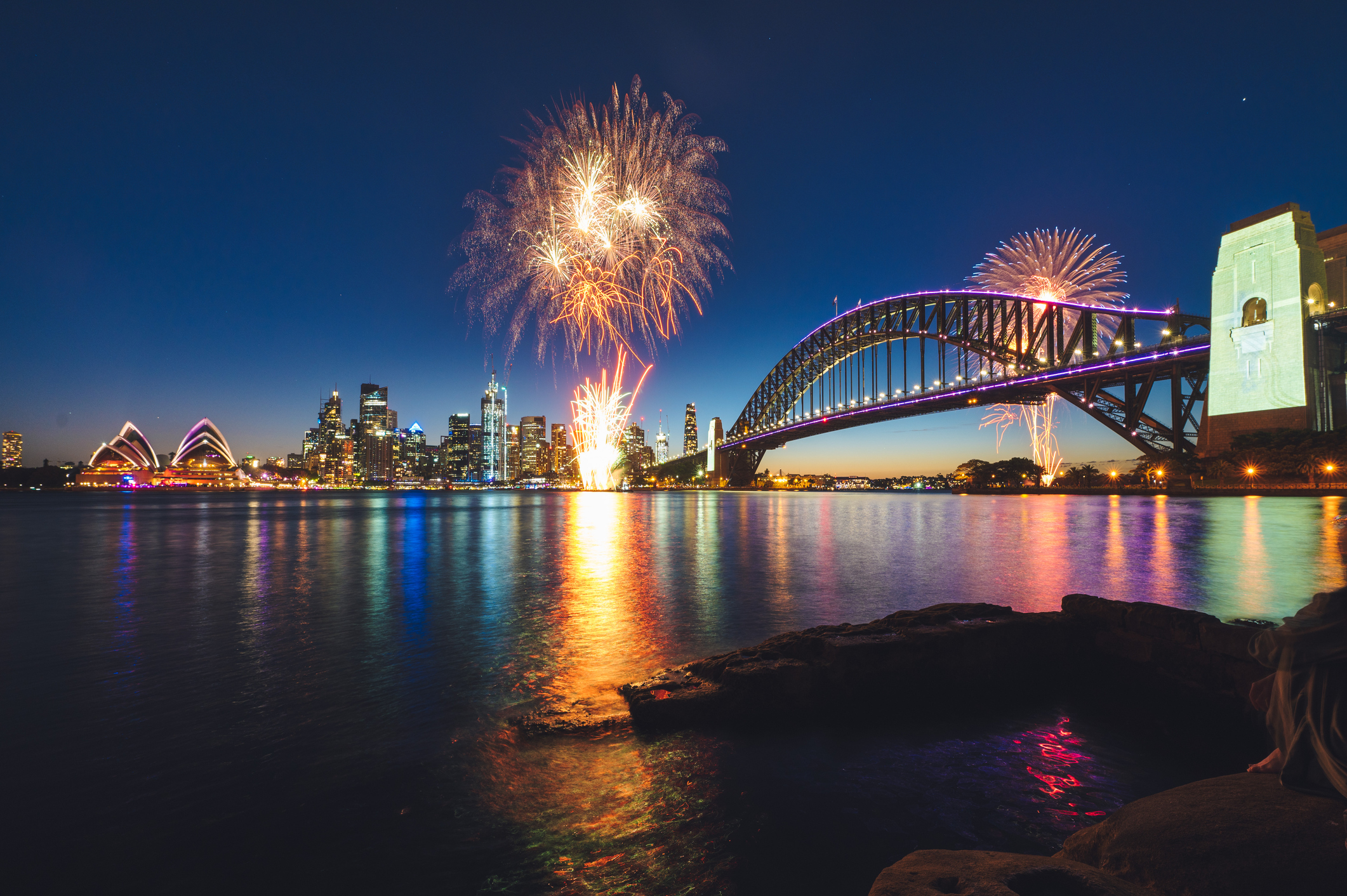 Wie het nieuwe jaar letterlijk als eerste wil verwelkomen, kijkt in Sydney, Australië uit over de haven wanneer het vuurwerk de nacht verlicht.