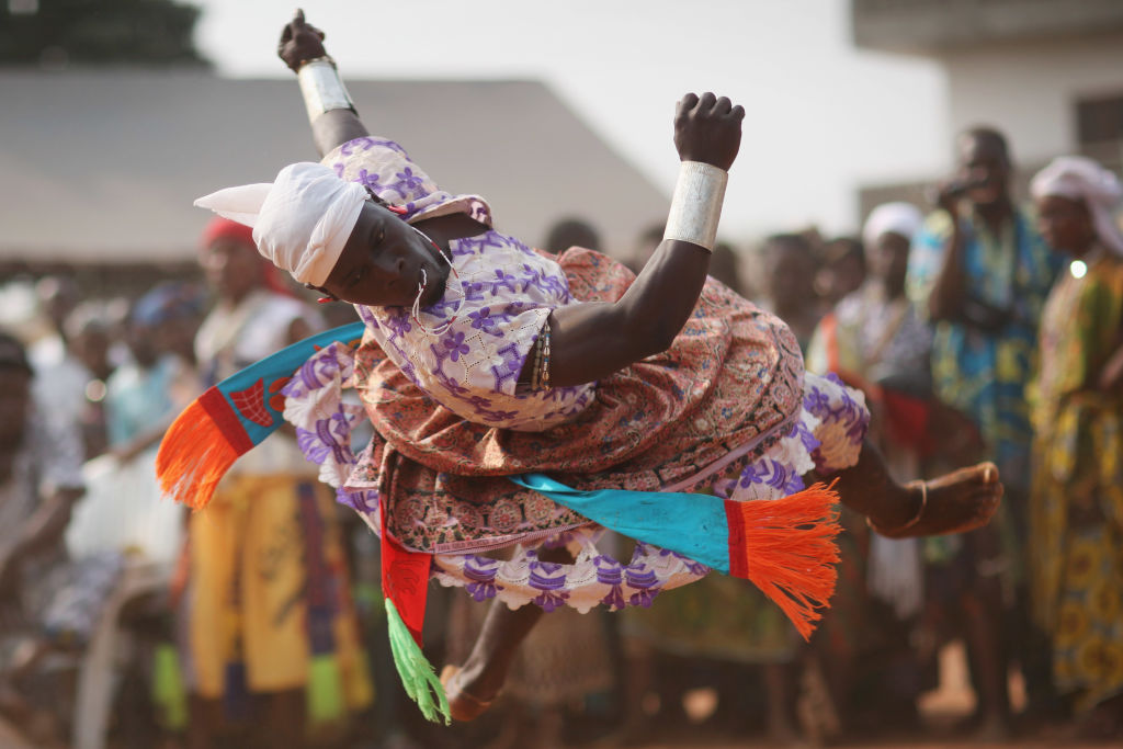 Voodoo is in Benin geen folkloristisch randverschijnsel, maar een diepgewortelde religie die het dagelijks leven mede vormgeeft. Rond 10 januari, de officiële nationale Vodun-feestdag, vindt in en rond Ouidah het meerdaagse festival Vodun Days plaats. 