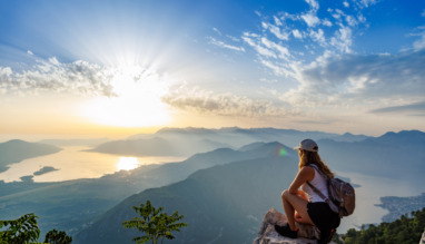Vrouw kijkt uit over Montenegro
