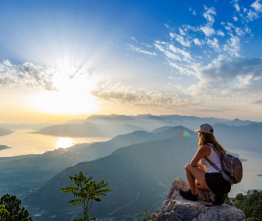 Vrouw kijkt uit over Montenegro