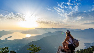 Vrouw kijkt uit over Montenegro