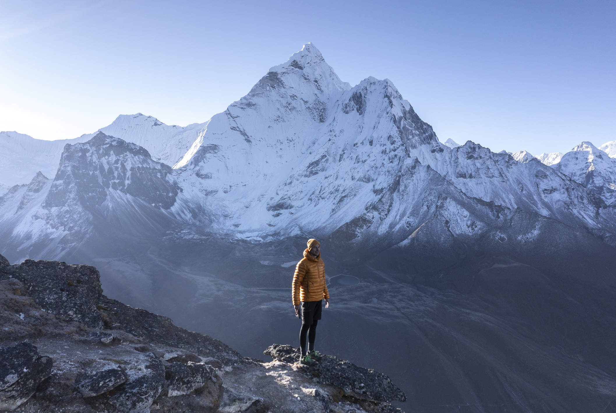 Wandelaar op bergkam met besneeuwde Himalayatoppen tijdens de herfst in Nepal.