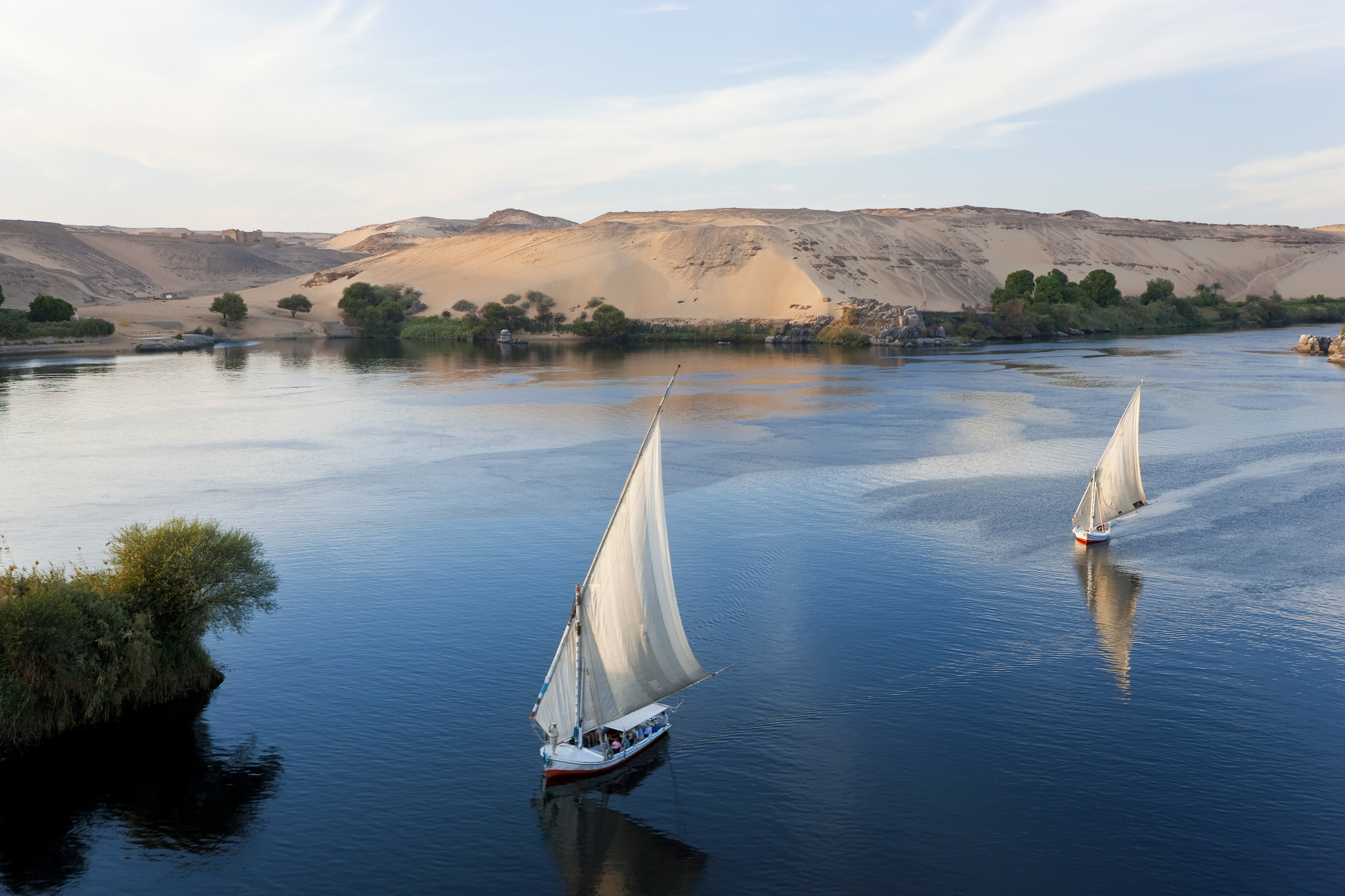 Wie het nog eenvoudiger en persoonlijker wil houden, kan ook aan boord stappen van een felucca, de traditionele zeilboot zonder motor. Vooral rond Aswan zijn dagtochten of zelfs meerdaagse tochten mogelijk, waarbij je langzaam over de Nijl glijdt en het ritme volledig wordt bepaald door wind en water.