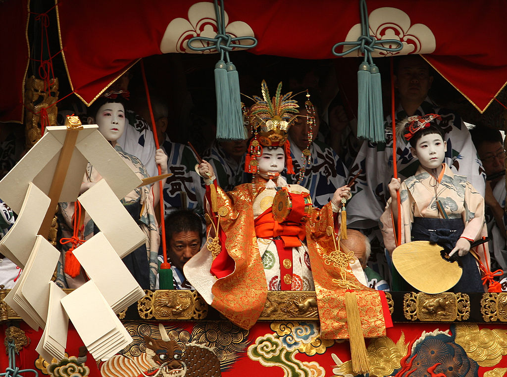 Denk je aan Kyoto in Japan, dan denk je waarschijnlijk aan roze kersenbloesem en fascinerende tempels. Grote kans dat je echter nog nooit van Gion Matsuri hebt gehoord. Het Shinto-festival behoort tot de grootste van het land en neemt de hele maand juli in beslag. 