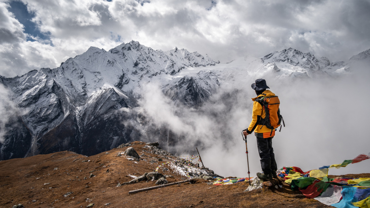Trekker staat in Nepal en kijkt uit over Himalaya