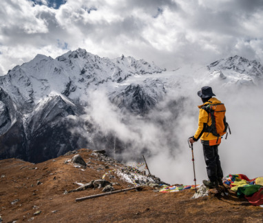 Trekker staat in Nepal en kijkt uit over Himalaya