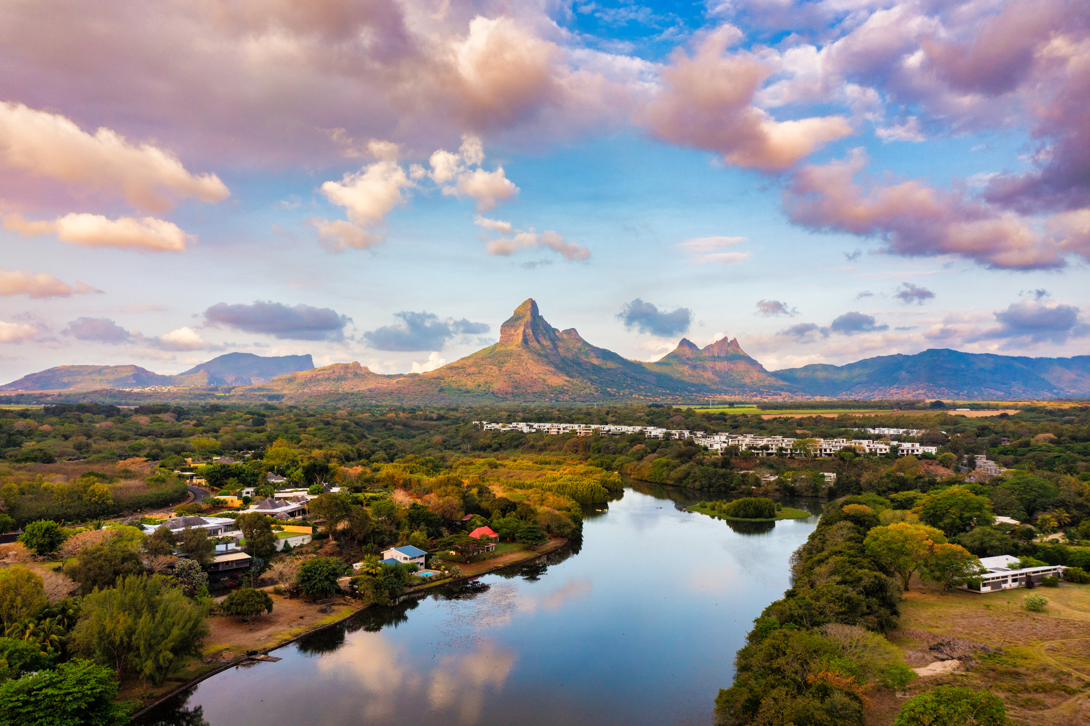 Mauritius roept vaak beelden op van peperdure huwelijksreizen in resorts, maar is verrassend goed op eigen houtje (en budget) te bereizen dankzij een uitstekend netwerk van bussen en kleinschalige guesthouses. 