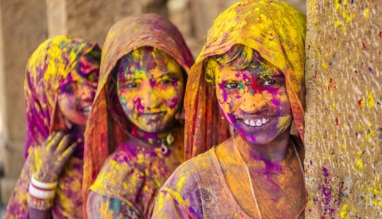 vrolijke meiden tijdens Holi festival in India