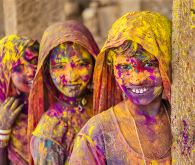 vrolijke meiden tijdens Holi festival in India
