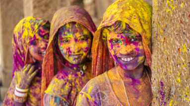 vrolijke meiden tijdens Holi festival in India