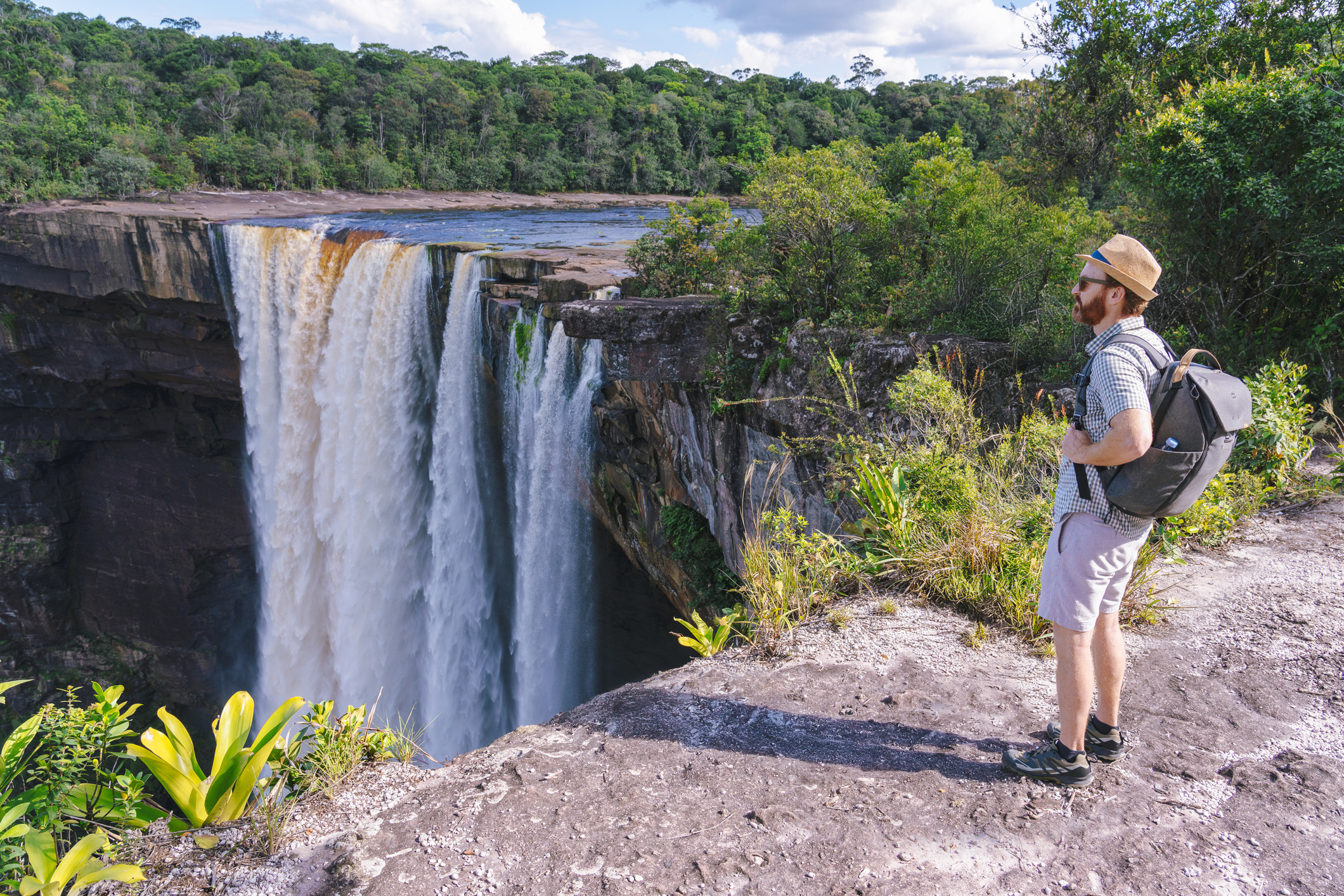 Guyana voelt pas echt afgelegen zodra je de kust achter je laat. Diep in het binnenland, richting de Kaieteur Falls en het Pakaraima-gebergte, reis je per klein vliegtuig of boot door uitgestrekte regenwouden waar dorpen dagen uit elkaar liggen. 