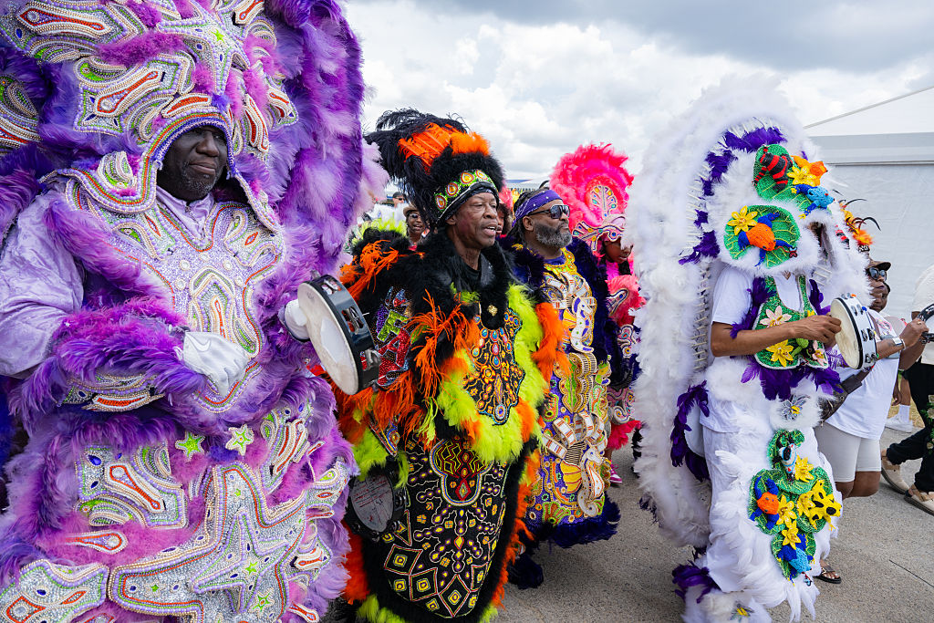Bijzonder zijn de Mardi Gras Indians, een besloten Afro-Amerikaanse subcultuur waarvan leden zich tijdens Mardi Gras hullen in handgemaakte kostuums, geïnspireerd op Native American-tradities. 