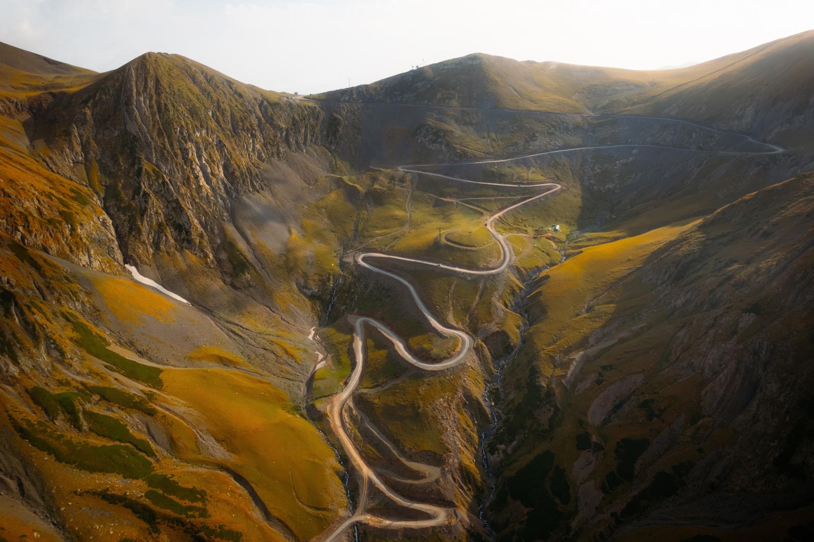 Zodra de eerste sneeuw de bergpassen bedekt, meestal in september of uiterlijk oktober, trekt vrijwel de hele bevolking van Tusheti in Georgië naar het zuiden. Pas in mei of juni keren de bewoners terug. Zelfs dan is de rit over de 2.927 meter hoge Abanopas een hachelijke onderneming.