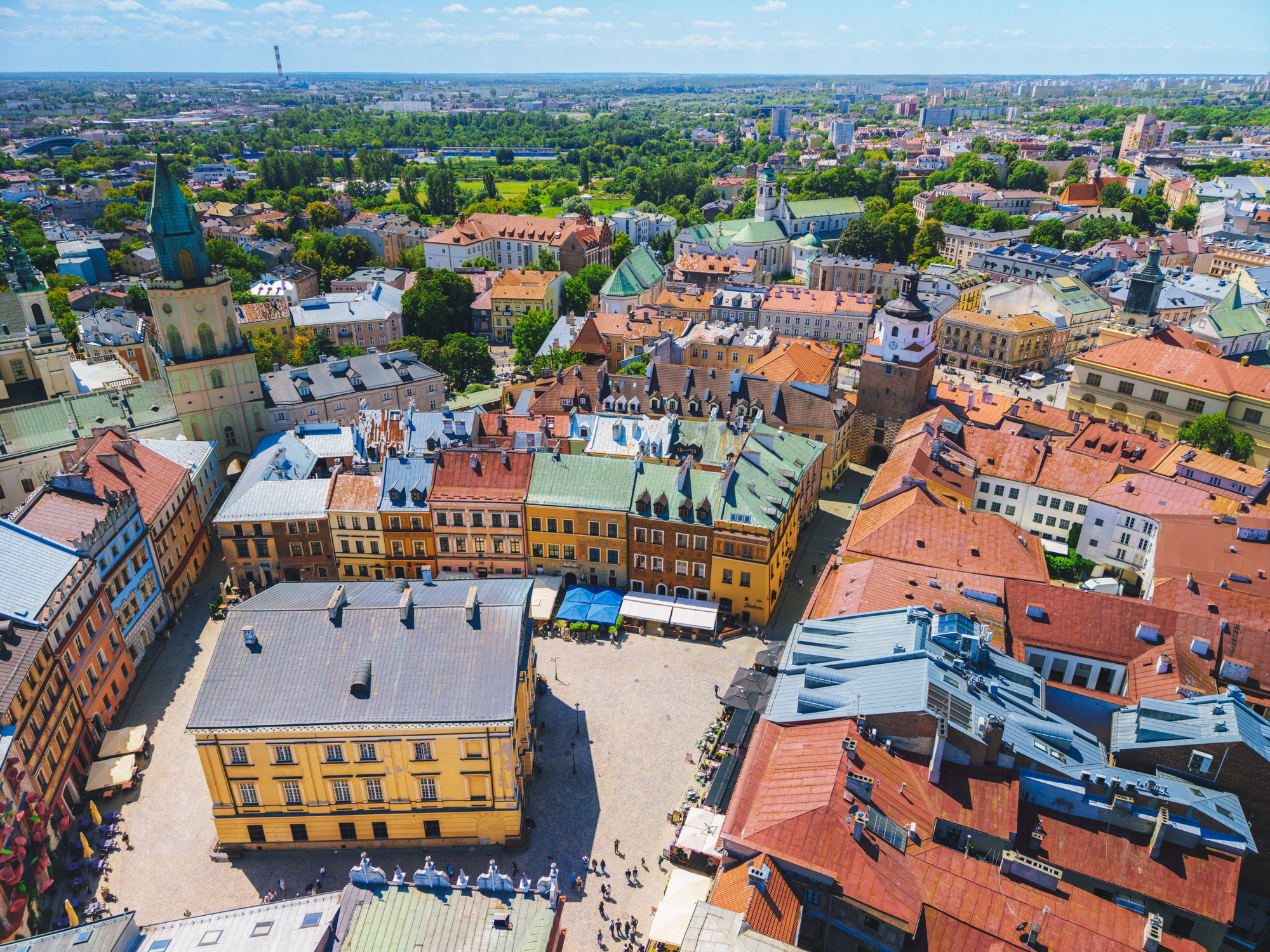 De Poolse steden Warschau en Krakau trekken de meeste aandacht én het meeste budget, maar het oostelijke Lublin is een fantastisch alternatief voor een stedentrip. Het historische centrum vol kleurrijke straten, eeuwenoude geschiedenis en een bruisende culinaire scène is compacter, sfeervol en stukken vriendelijker voor de portemonnee. 