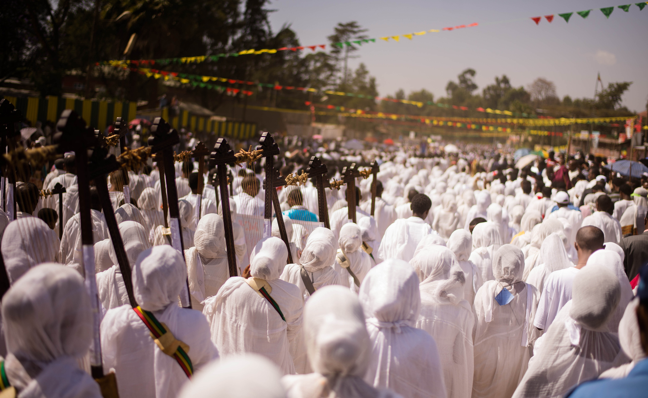 Timkat is een van de belangrijkste religieuze feesten in Ethiopië en herdenkt de doop van Jezus in de Jordaan. Het Ethiopisch-orthodoxe feest draait om water en speelt zich af rond meren, rivieren en speciaal aangelegde baden. Al op de avond voorafgaand aan Timkat trekken priesters in kleurrijke gewaden door de straten, begeleid door zang, trommels en lange trompetten.