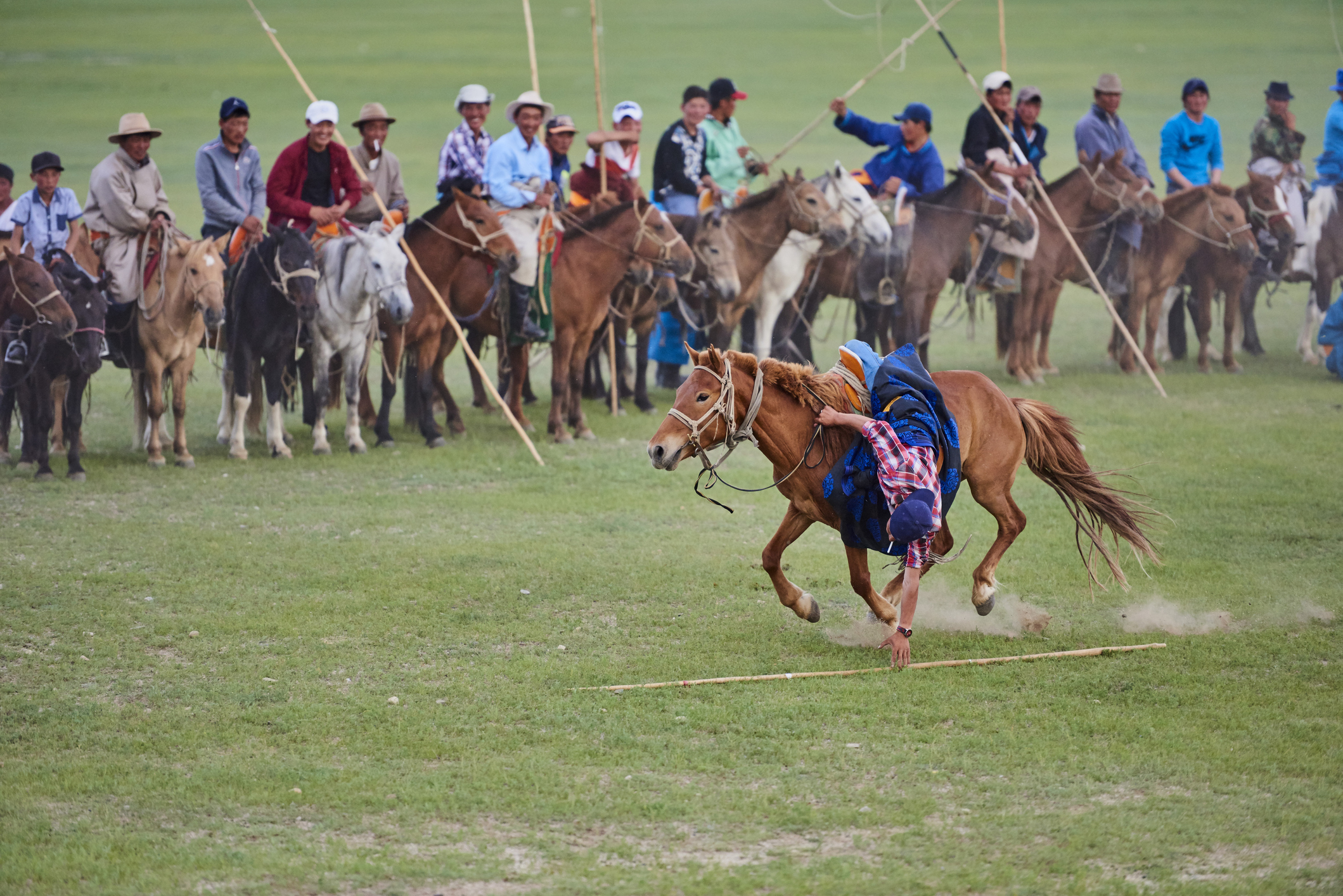 Naadam is het belangrijkste nationale festival van Mongolië en wordt vaak omschreven als de ‘Olympische Spelen van de steppe’. Door het hele land worden wedstrijden gehouden in de drie traditionele sporten: worstelen, boogschieten en paardrijden. 