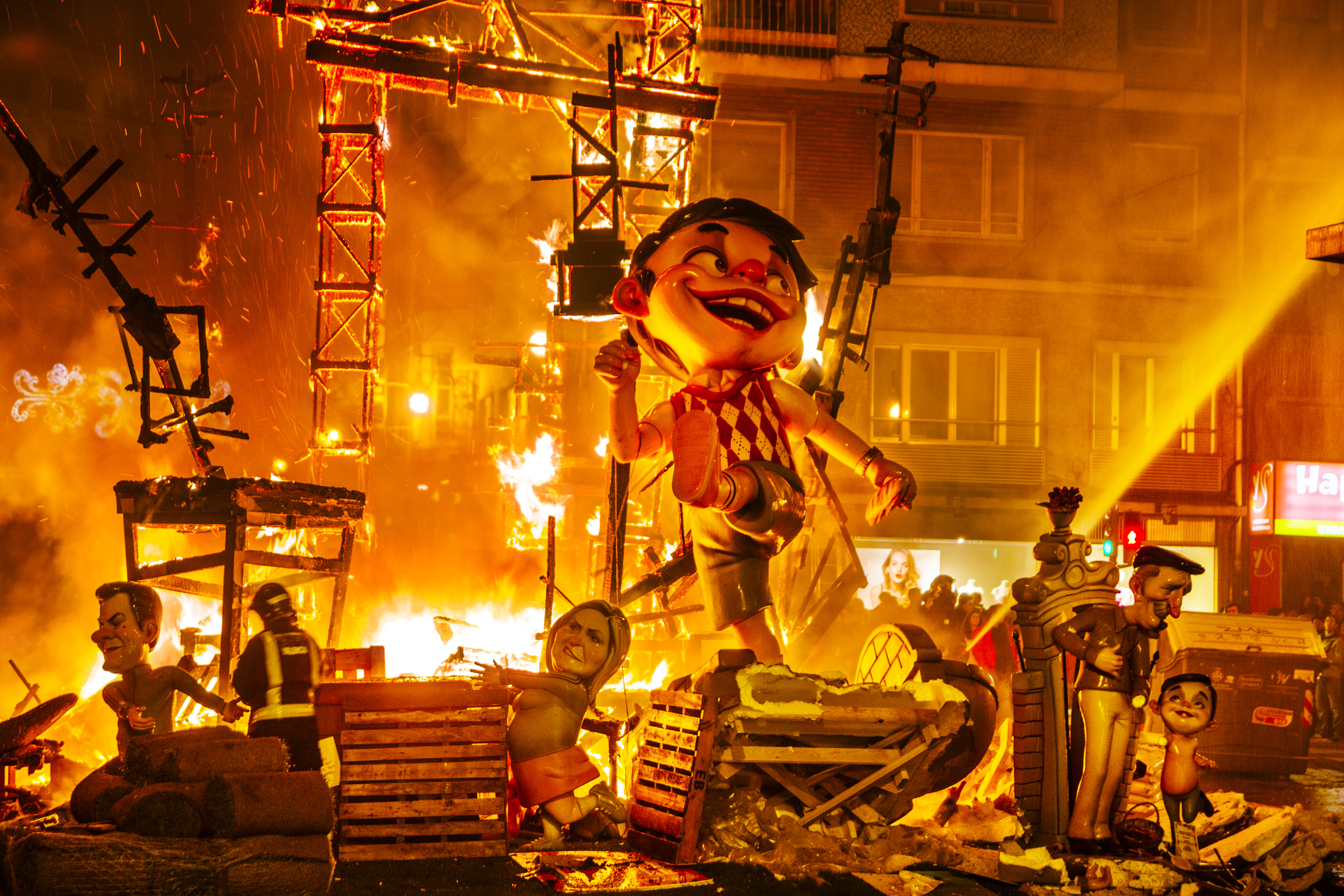 In Valencia, Spanje draait maart om vuur, satire en vakmanschap. Tijdens Las Fallas, een van de grootste straatfeesten van Europa, worden metershoge beelden (fallas) van hout en piepschuim opgebouwd en door de stad tentoongesteld. Hoewel het festival officieel al begin maart start, bereikt het zijn hoogtepunt in de laatste dagen, met als slotstuk La Cremà op 19 maart: het ritueel verbranden van vrijwel alle fallas.