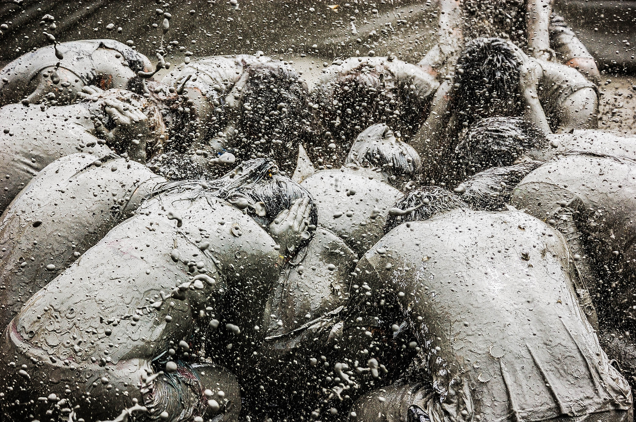 Tijdens het Boryeong Mud Festival nemen bezoekers deel aan moddergevechten, glijbanen en worstelpartijen in speciaal aangelegde bassins. 