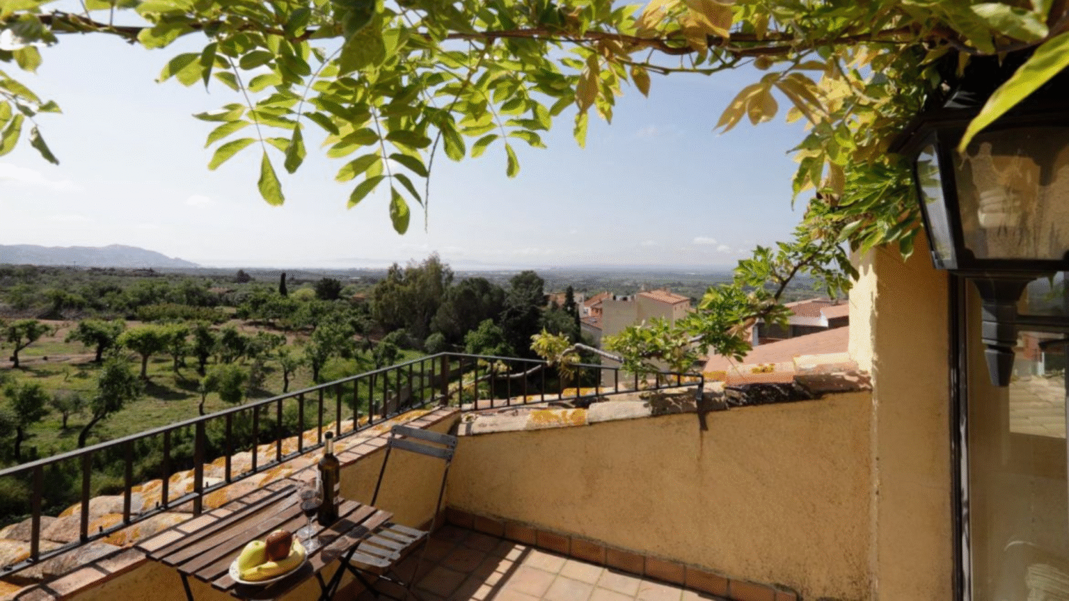 Terras van Hotel Niu de Sol met uitzicht over het landschap van Alt Empordà