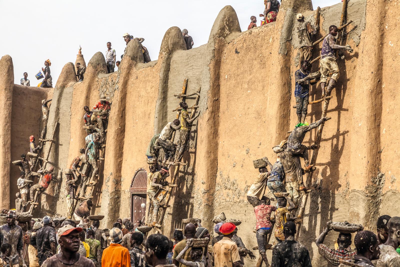 In Djenné draait april om onderhoud en gemeenschap. Tijdens de jaarlijkse crepissage wordt de beroemde lemen Grote Moskee opnieuw bepleisterd met modder, een noodzakelijk ritueel om het gebouw te beschermen tegen erosie. Zodra voldoende modder is verzameld, haasten helpers zich naar de moskee, waarna ervaren metselaars het werk uitvoeren.