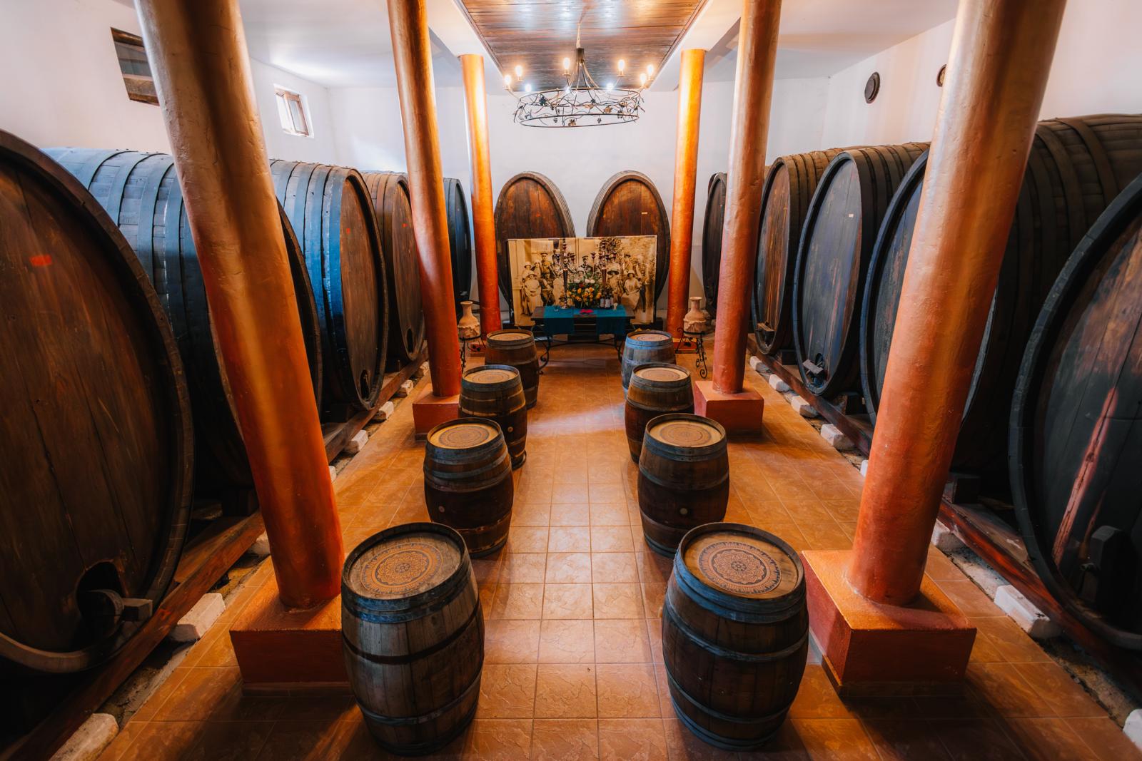 Traditionele wijnkelder met grote houten vaten in Demir Kapija, Noord-Macedonië