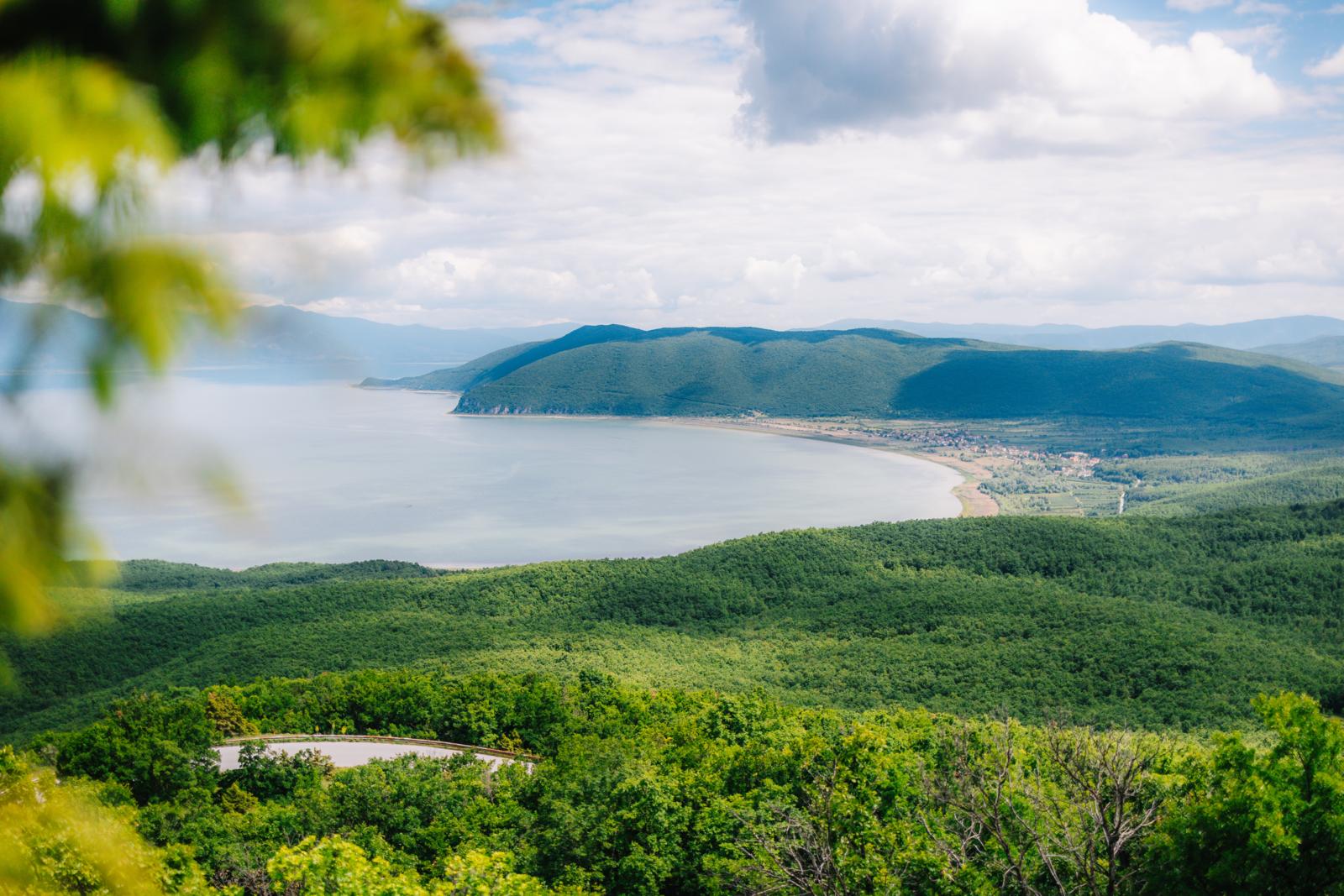 Panoramisch uitzicht over het Prespameer en de bergen vanaf de Magaro-piek in Noord-Macedonië