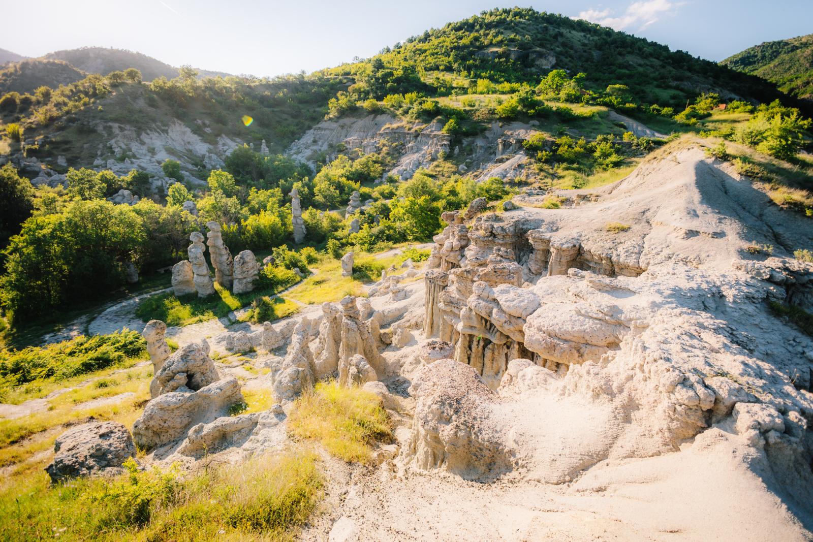 Rotsformaties van de Stenen Poppen bij Kuklica in Noord-Macedonië, gevormd door erosie in een heuvelachtig landschap