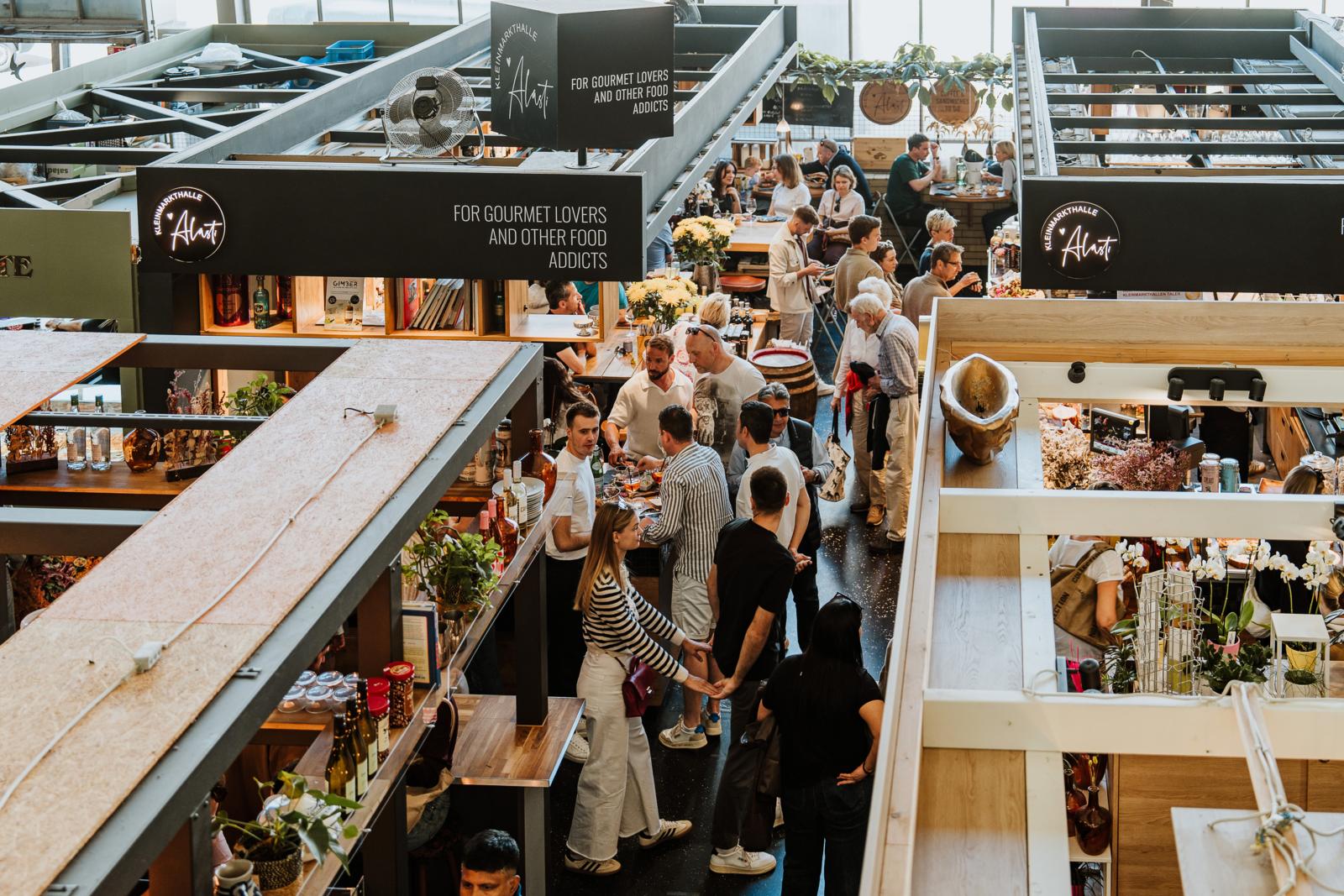 Bezoekers tussen eetkraampjes in de Kleinmarkthalle in Frankfurt.