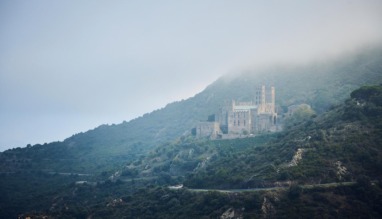 Het klooster Sant Pere de Rodes op een mistige berghelling in Catalonië