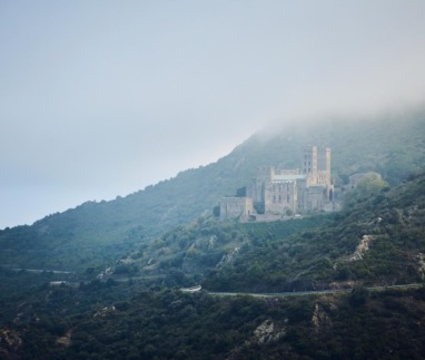 Het klooster Sant Pere de Rodes op een mistige berghelling in Catalonië