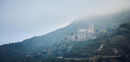 Het klooster Sant Pere de Rodes op een mistige berghelling in Catalonië