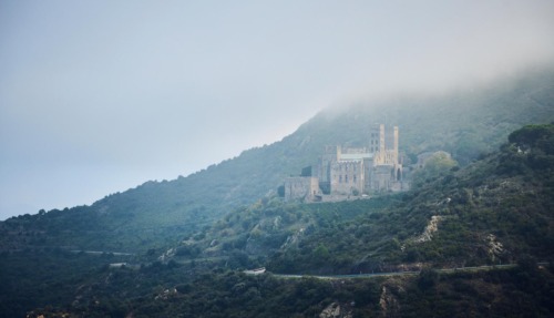 Het klooster Sant Pere de Rodes op een mistige berghelling in Catalonië